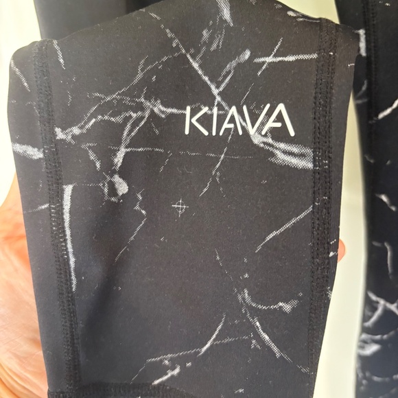 KIAVA Women’s Leggings Size Medium Pockets Black and White Marble Activewear - Picture 4 of 7